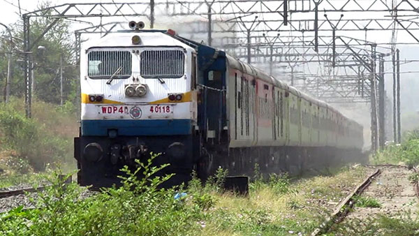 ரயில்களில் லக்கேஜ்களை கொண்டு போகும்போது இவ்வளவு கவனமா இருக்கனுமா? ஒரு நிமிஷம் அசந்தாலும் அவ்வளவுதான்!