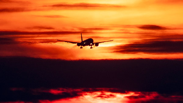 விமானியே நினைத்தாலும் நடுவானில் விமானத்தின் கதவை திறக்க முடியாது . . . இதற்கு பின்னாடி இப்படி ஒரு அறிவியல் காரணம் இருக்குதா ? 