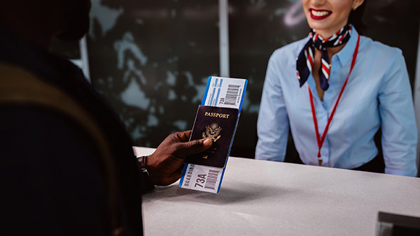 விமான பணிப்பெண்கள் ஏன் சிகப்பு கலர் லிப்ஸ்டிக் போட்றாங்க தெரியுமா? இந்த மேக்-அப் கூட நம்ம பாதுகாப்புக்குத்தான்!