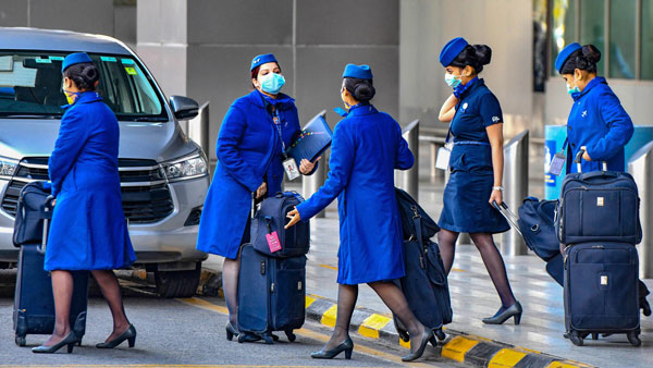 விமான பணிப்பெண்களின் கையில் இந்த விஷயத்தை கவனிச்சிருக்கீங்களா? எல்லாத்துக்கும் ரெடியாதான் இருக்காங்க!