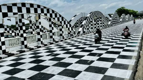 ‘செஸ் போர்டு’-ஆக காட்சி தரும் சென்னையின் நேப்பியர் பாலம்!! வாகன ஓட்டிகளுக்கு பிரச்சனை வருமா?