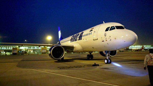 விமானத்தின் டேக்-ஆஃப்பின் போது ரன்வே-யில் குறுக்கே வந்த நாய்!! அடுத்து நடந்தது... டென்ஷனாகிய பயணிகள்!