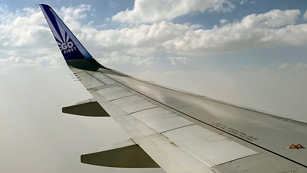 விமானத்தின் டேக்-ஆஃப்பின் போது ரன்வே-யில் குறுக்கே வந்த நாய்!! அடுத்து நடந்தது... டென்ஷனாகிய பயணிகள்!