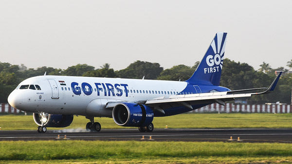 விமானத்தின் டேக்-ஆஃப்பின் போது ரன்வே-யில் குறுக்கே வந்த நாய்!! அடுத்து நடந்தது... டென்ஷனாகிய பயணிகள்!