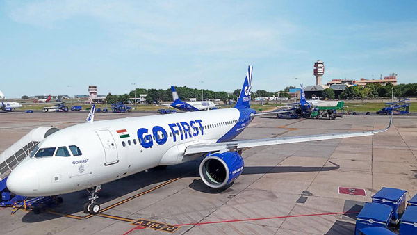 விமானத்தின் டேக்-ஆஃப்பின் போது ரன்வே-யில் குறுக்கே வந்த நாய்!! அடுத்து நடந்தது... டென்ஷனாகிய பயணிகள்!