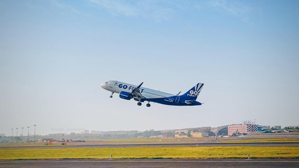 விமானத்தின் டேக்-ஆஃப்பின் போது ரன்வே-யில் குறுக்கே வந்த நாய்!! அடுத்து நடந்தது... டென்ஷனாகிய பயணிகள்!