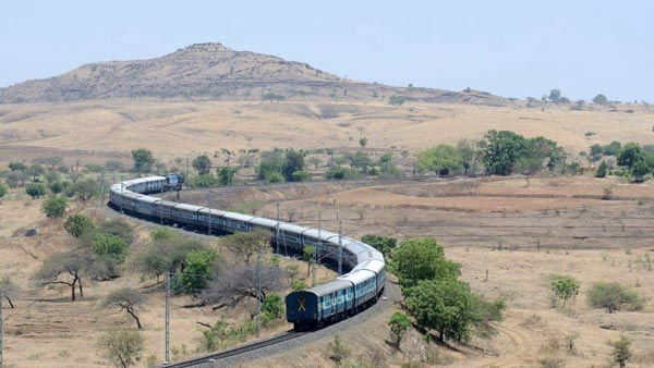 இந்தியாவை ஒரு சுத்து சுத்தி வர ஆசையா... இந்த ரயிலில் பயணிச்சா பாதி இந்தியாவை சுத்தின மாதிரிதான்... பல ஆயிரம் கிலோ மீட்டர் சுற்றி வரும் விவேக் எக்ஸ்பிரஸ்