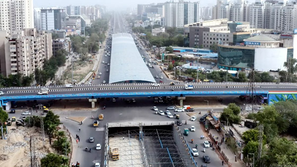 இனி நெடுஞ்சாலைகளில் டிராக் அமைக்கத் திட்டம் போடும் மத்திய அரசு . . . இதுக்கு எவ்வளவு டோல் கேட் கட்டணம் கேட்பாங்களோ . . .