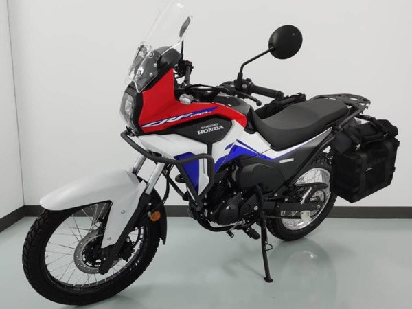 செம்ம கெத்தாக இந்திய ஷோரூமில் காட்சி தந்த ஹோண்டா சிஆர்எஃப் 300எல் பைக்... முரட்டு காளையை போல் காட்சியளிக்குது!