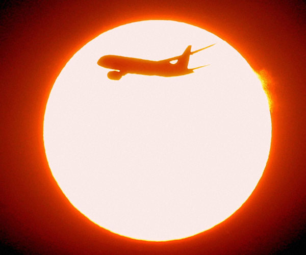 பைக், கார் மைலேஜ் எவ்வளவு தரும்னு தெரியும்... விமானம் எவ்வளவு மைலேஜ் தரும்னு தெரியுமா? சொன்ன நம்ப மாட்டீங்க நிமிஷத்துக்கு பல லிட்டரை குடிக்கும்...