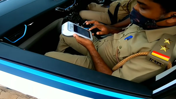 குறைவான பெட்ரோல் இருந்ததாக கூறி அபராதம் வழங்கிய போலீஸ்... சட்டத்துல இப்படிகூட ஒரு விதி இருக்கா?.. குறைவான பெட்ரோல் இருந்ததாக கூறி அபராதம் வழங்கிய போலீஸ்... சட்டத்துல இப்படிகூட ஒரு விதி இருக்கா?..