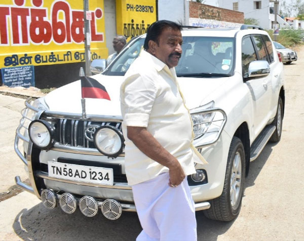 விற்பனைக்கு அறிமுகம்னுகூட அறிவிக்கல... அதுக்குல்ல இந்த டொயோட்டா காரை வாங்கிட்டாரு அமைச்சர் கேஎன் நேரு! அதோட விலை எவ்வளவு தெரியுமா?