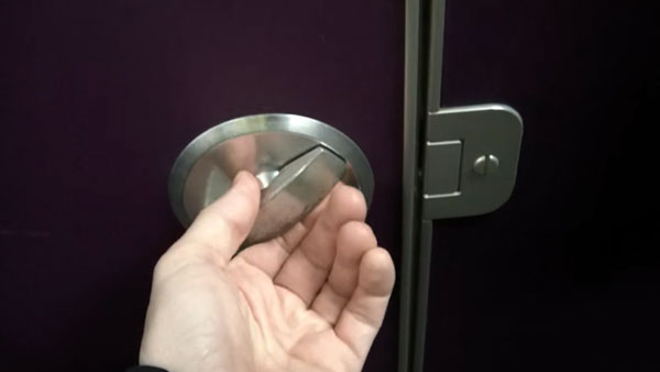 விமானங்களின் பாத்ரூமில் ஒரு ரகசிய பட்டன் இருக்கும்... எதற்காக தெரியுமா? தெரியாத்தனமா அதை அழுத்தீராதீங்க!