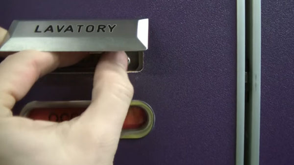 விமானங்களின் பாத்ரூமில் ஒரு ரகசிய பட்டன் இருக்கும்... எதற்காக தெரியுமா? தெரியாத்தனமா அதை அழுத்தீராதீங்க!