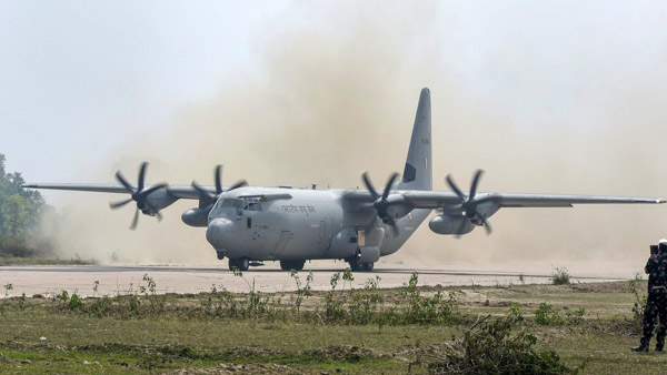 பிளேன்களில் வைப்பர்கள் இருக்குமா? இருந்தாலும் பறக்கும்போது அதை விமானிகள் யூஸ் பண்ண மாட்டாங்களாம்! ஏன் தெரியுமா?