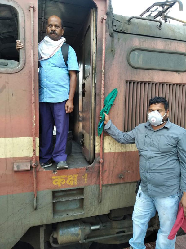 என்னதான் டெக்னாலஜி வளர்ந்தாலும் ரயில்களில் ஏன் இன்னும் பச்சைக் கொடி காட்டுகிறார்கள் தெரியுமா ? 