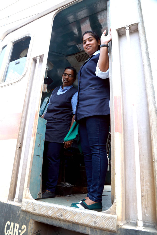 என்னதான் டெக்னாலஜி வளர்ந்தாலும் ரயில்களில் ஏன் இன்னும் பச்சைக் கொடி காட்டுகிறார்கள் தெரியுமா ? 