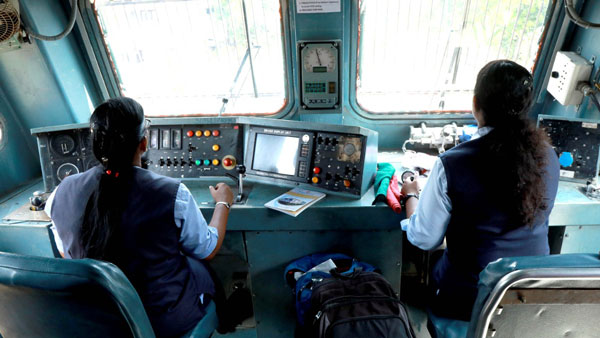 என்னதான் டெக்னாலஜி வளர்ந்தாலும் ரயில்களில் ஏன் இன்னும் பச்சைக் கொடி காட்டுகிறார்கள் தெரியுமா ? 