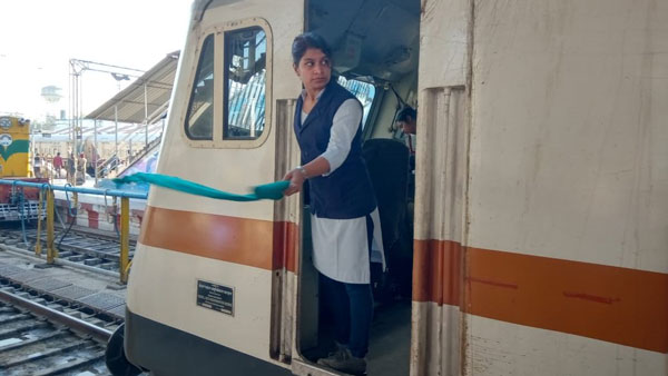 என்னதான் டெக்னாலஜி வளர்ந்தாலும் ரயில்களில் ஏன் இன்னும் பச்சைக் கொடி காட்டுகிறார்கள் தெரியுமா ? 