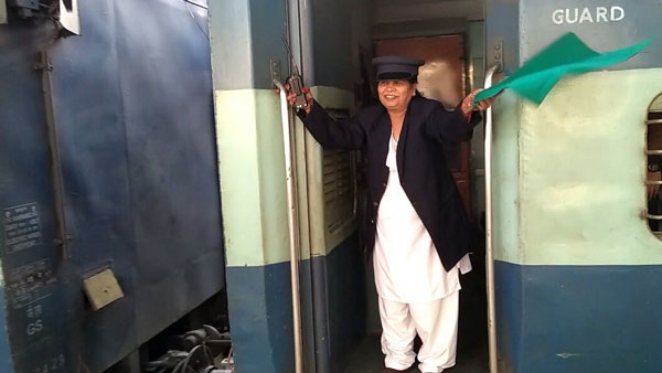 என்னதான் டெக்னாலஜி வளர்ந்தாலும் ரயில்களில் ஏன் இன்னும் பச்சைக் கொடி காட்டுகிறார்கள் தெரியுமா ? 