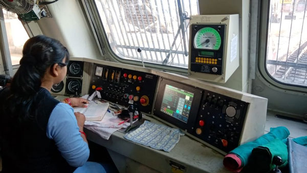 என்னதான் டெக்னாலஜி வளர்ந்தாலும் ரயில்களில் ஏன் இன்னும் பச்சைக் கொடி காட்டுகிறார்கள் தெரியுமா ? 