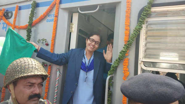 என்னதான் டெக்னாலஜி வளர்ந்தாலும் ரயில்களில் ஏன் இன்னும் பச்சைக் கொடி காட்டுகிறார்கள் தெரியுமா ? 