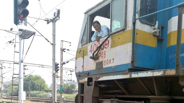 என்னதான் டெக்னாலஜி வளர்ந்தாலும் ரயில்களில் ஏன் இன்னும் பச்சைக் கொடி காட்டுகிறார்கள் தெரியுமா ? 