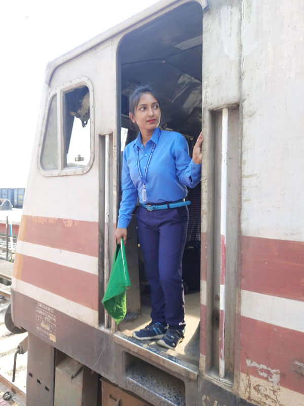 என்னதான் டெக்னாலஜி வளர்ந்தாலும் ரயில்களில் ஏன் இன்னும் பச்சைக் கொடி காட்டுகிறார்கள் தெரியுமா ? 