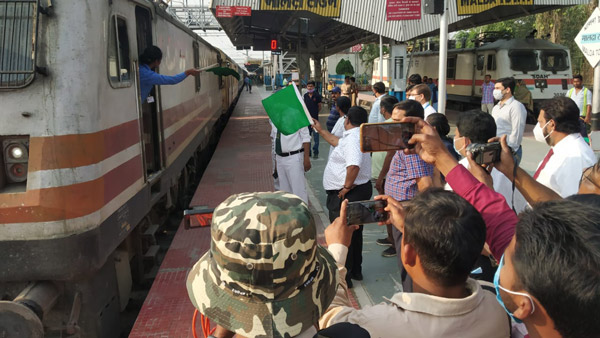 என்னதான் டெக்னாலஜி வளர்ந்தாலும் ரயில்களில் ஏன் இன்னும் பச்சைக் கொடி காட்டுகிறார்கள் தெரியுமா ? 