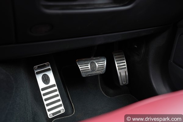 நிறைய பேருக்கு கால் வலி வருது... ஆனாலும் ஆக்ஸலரேட்டரை விட பிரேக் பெடலை ஏன் உயரமா குடுக்கறாங்க தெரியுமா?