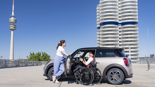 இந்த காரை மாற்றுத் திறனாளிகள் கூட யார் துணையும் இல்லாமல் ஓட்டலாம் . . . இது எப்படி சாத்தியம்