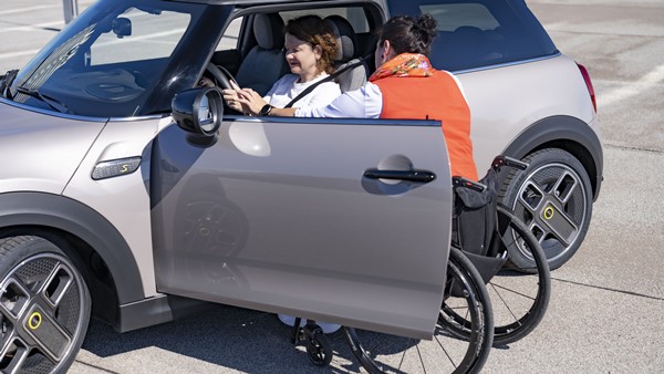 இந்த காரை மாற்றுத் திறனாளிகள் கூட யார் துணையும் இல்லாமல் ஓட்டலாம் . . . இது எப்படி சாத்தியம்