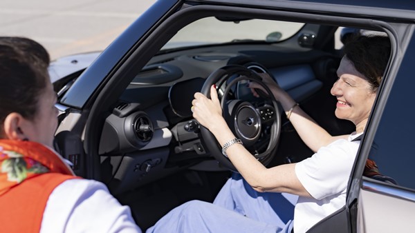 இந்த காரை மாற்றுத் திறனாளிகள் கூட யார் துணையும் இல்லாமல் ஓட்டலாம் . . . இது எப்படி சாத்தியம்