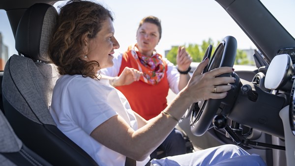 இந்த காரை மாற்றுத் திறனாளிகள் கூட யார் துணையும் இல்லாமல் ஓட்டலாம் . . . இது எப்படி சாத்தியம்