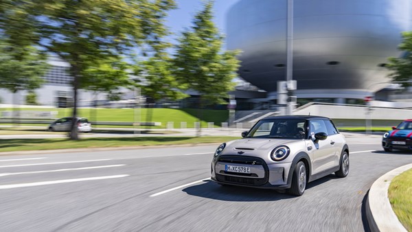 இந்த காரை மாற்றுத் திறனாளிகள் கூட யார் துணையும் இல்லாமல் ஓட்டலாம் . . . இது எப்படி சாத்தியம்