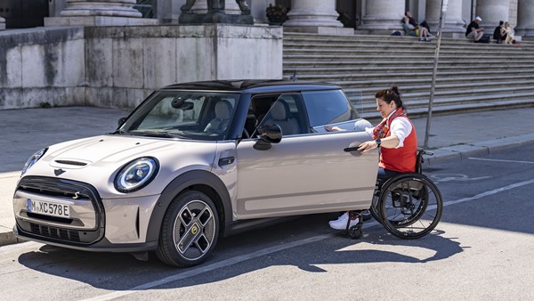 இந்த காரை மாற்றுத் திறனாளிகள் கூட யார் துணையும் இல்லாமல் ஓட்டலாம் . . . இது எப்படி சாத்தியம்