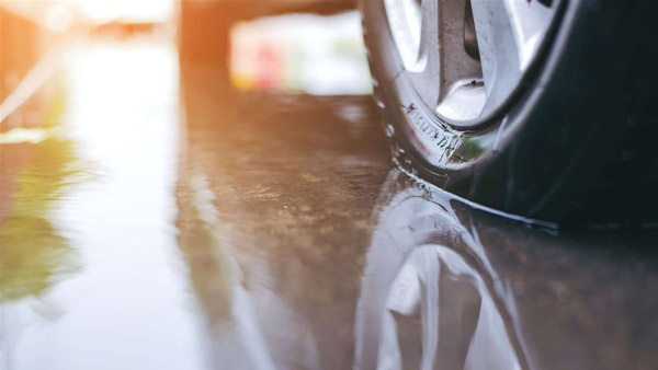 மழை காலம் துவங்கியாச்சு!! பாதுகாப்பான கார் பயணத்திற்கு 8 அறிவுரைகள்!