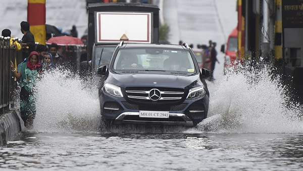 மழை காலம் துவங்கியாச்சு!! பாதுகாப்பான கார் பயணத்திற்கு 8 அறிவுரைகள்!
