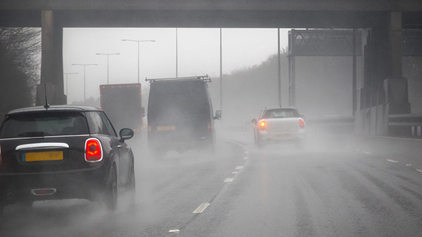 மழை காலம் துவங்கியாச்சு!! பாதுகாப்பான கார் பயணத்திற்கு 8 அறிவுரைகள்!