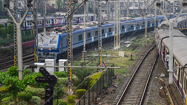 லோக்கல் ட்ரெயினை லைவாக டிராக் செய்யலாம்... அதிகாரப்பூர்வ செயலியை அறிமுகம் செய்த மத்திய ரயில்வேத்துறை!