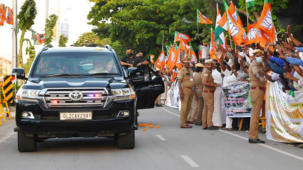 கிட்டக்கூட நெருங்க முடியாது . . . சென்னைக்குப் பிரதமர் மோடி வந்த காரில் இவ்வளவு பாதுகாப்பு அம்சங்கள் இருக்குதா ? 