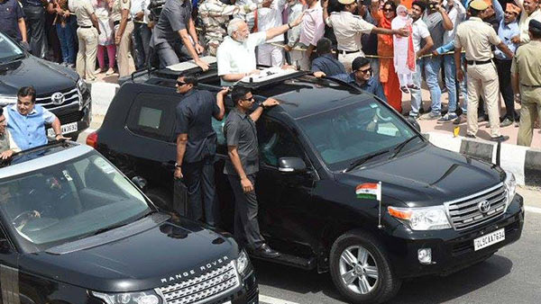 கிட்டக்கூட நெருங்க முடியாது . . . சென்னைக்குப் பிரதமர் மோடி வந்த காரில் இவ்வளவு பாதுகாப்பு அம்சங்கள் இருக்குதா ? 