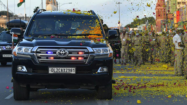 கிட்டக்கூட நெருங்க முடியாது . . . சென்னைக்குப் பிரதமர் மோடி வந்த காரில் இவ்வளவு பாதுகாப்பு அம்சங்கள் இருக்குதா ? 