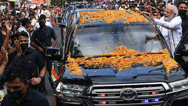 கிட்டக்கூட நெருங்க முடியாது . . . சென்னைக்குப் பிரதமர் மோடி வந்த காரில் இவ்வளவு பாதுகாப்பு அம்சங்கள் இருக்குதா ? 