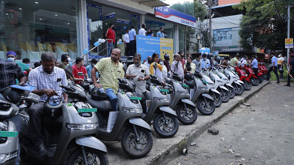 பிரமாண்டமாக அரங்கேறிய டெலிவரி நிகழ்வு... படத்துல இருக்க எல்லா ஸ்கூட்டரையும் ஒரே நாள் டெலிவரி கொடுத்திருக்காங்க!