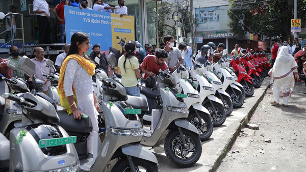 பிரமாண்டமாக அரங்கேறிய டெலிவரி நிகழ்வு... படத்துல இருக்க எல்லா ஸ்கூட்டரையும் ஒரே நாள் டெலிவரி கொடுத்திருக்காங்க!