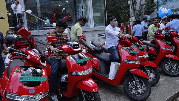 பிரமாண்டமாக அரங்கேறிய டெலிவரி நிகழ்வு... படத்துல இருக்க எல்லா ஸ்கூட்டரையும் ஒரே நாள் டெலிவரி கொடுத்திருக்காங்க!