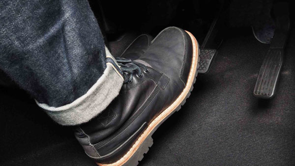 நிறைய பேருக்கு கால் வலி வருது... ஆனாலும் ஆக்ஸலரேட்டரை விட பிரேக் பெடலை ஏன் உயரமா குடுக்கறாங்க தெரியுமா?