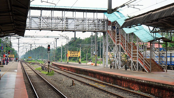 ரயில்வே டிக்கெட்டில் போர்டிங் ஸ்டேஷனை மாற்றுவது எப்படி? மாற்றாமல் வேறு ஸ்டேஷனில் ஏறினால் என்ன நடக்கும்? 