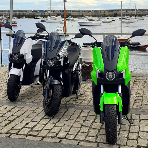 இந்த ஸ்கூட்டர வாங்குவதற்குப் பதிலா ஒரு காரே வாங்கலாம் . . . ஆனாலும் இந்த ஸ்கூட்டரை வாங்க ஆள் இருக்கு ஏன் தெரியுமா ?